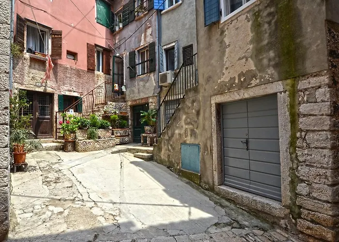 Daire Lighthouse Montalbano